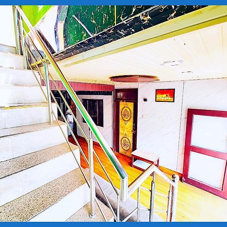 Flattiess ! Hotel Near Mall Road - Open Sitting Area On Terrace With Full Naini Lake View And Mountain Valley View - Wi Fi - Room Service Available - Top Rated Hotel 奈尼塔尔 外观 照片