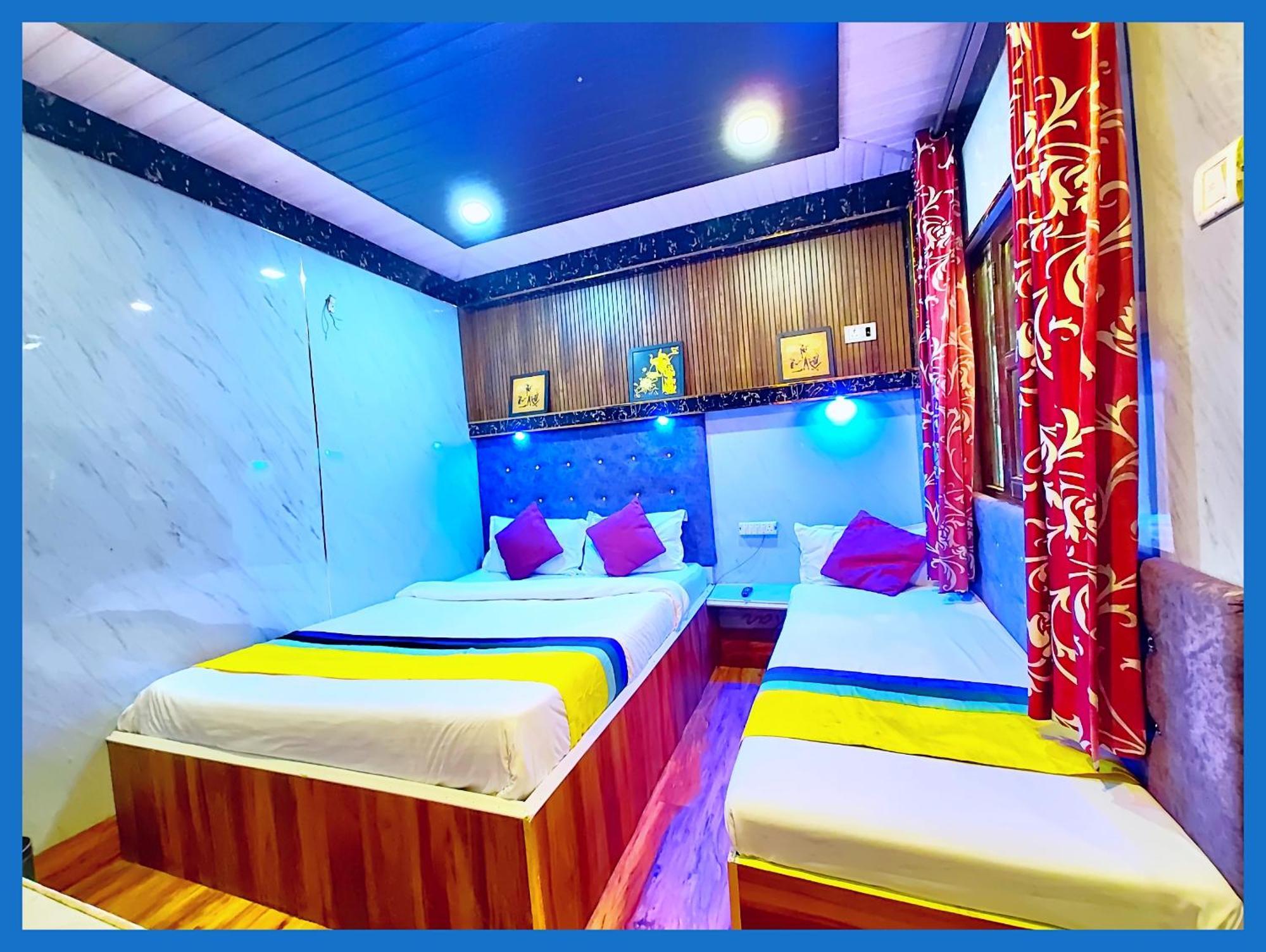 Flattiess ! Hotel Near Mall Road - Open Sitting Area On Terrace With Full Naini Lake View And Mountain Valley View - Wi Fi - Room Service Available - Top Rated Hotel 奈尼塔尔 外观 照片